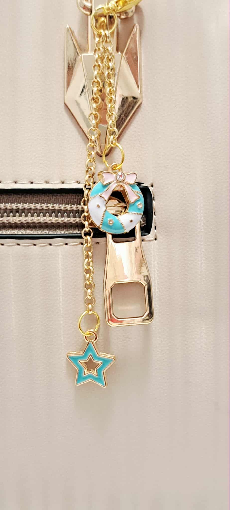 Pastel Christmas Wreath Zipper Charm with Star